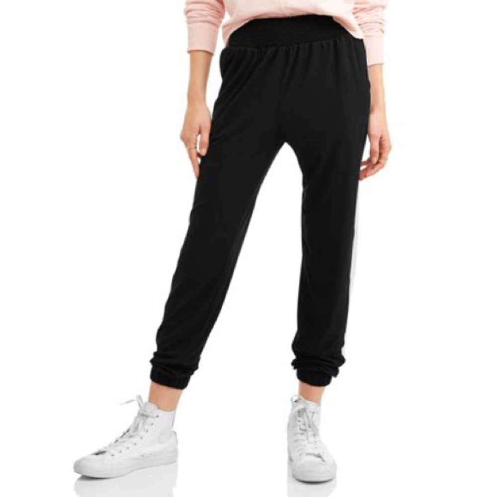 Light-weight black joggers with pockets